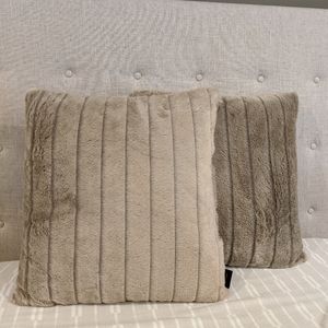 Set of 2 faux fur throw pillows